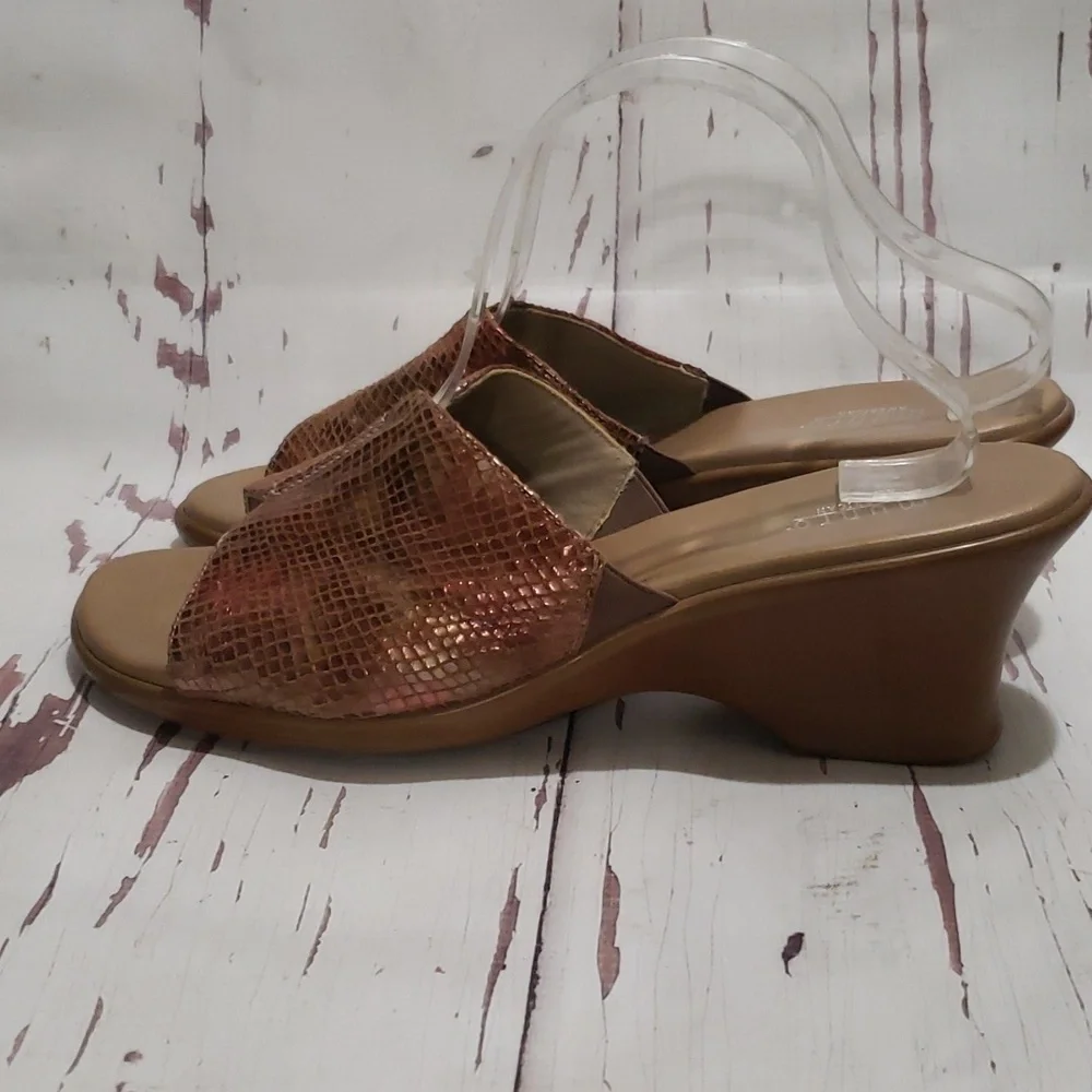 Munro 12 red/orange snake print mules open toe wedges sandals